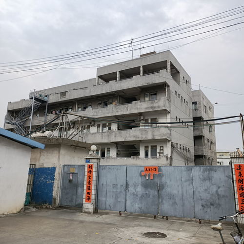 东莞工厂搬走,把设备全部带走,看着人去楼空的房子房东默默流泪