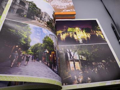 《现代清明上河图 -文化古街的定位 规划 设计 运营全解析》三册全、精装版12开巨册、原价838元、800页合计、本书共收录18个省市30个城市44个代表项目、专业摄影师实地拍摄、分为古住宅、古街道、古城镇扩建、文物保护项目延伸改建、详细介绍文化设施和品牌店铺、1500多图版、每个街区均有历史渊源
