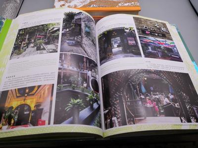 《现代清明上河图 -文化古街的定位 规划 设计 运营全解析》三册全、精装版12开巨册、原价838元、800页合计、本书共收录18个省市30个城市44个代表项目、专业摄影师实地拍摄、分为古住宅、古街道、古城镇扩建、文物保护项目延伸改建、详细介绍文化设施和品牌店铺、1500多图版、每个街区均有历史渊源