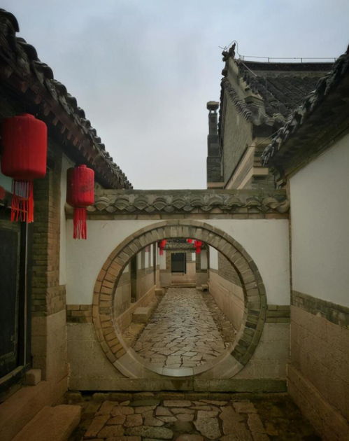 旧社会的土豪建的房子都叫庄园,收藏无数奇珍异宝,还有古董龙床
