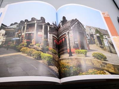 《现代清明上河图 -文化古街的定位 规划 设计 运营全解析》三册全、精装版12开巨册、原价838元、800页合计、本书共收录18个省市30个城市44个代表项目、专业摄影师实地拍摄、分为古住宅、古街道、古城镇扩建、文物保护项目延伸改建、详细介绍文化设施和品牌店铺、1500多图版、每个街区均有历史渊源